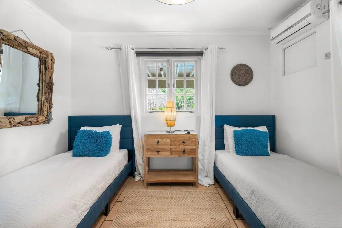 Twin bedroom for children or friends at Villa Nirvana